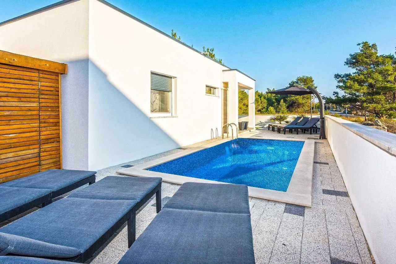 Luxury Villa With A Swimming Pool Vir - 19346
